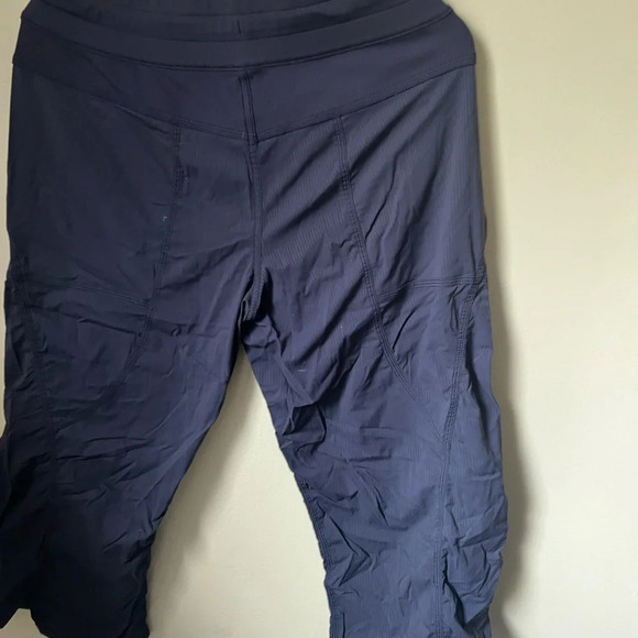 Lululemon Navy Mid rise Capri Dance Pants, size 8 - Picture 4 of 6